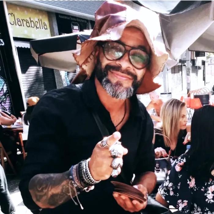 Aleandro: O Artista que Floresceu do Galho Seco