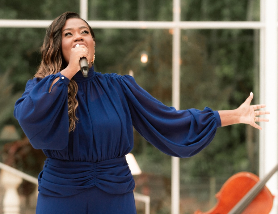 Nathália Braga lança o álbum “Deus É!” e o clipe da canção “Me Revelo” pela Onimusic