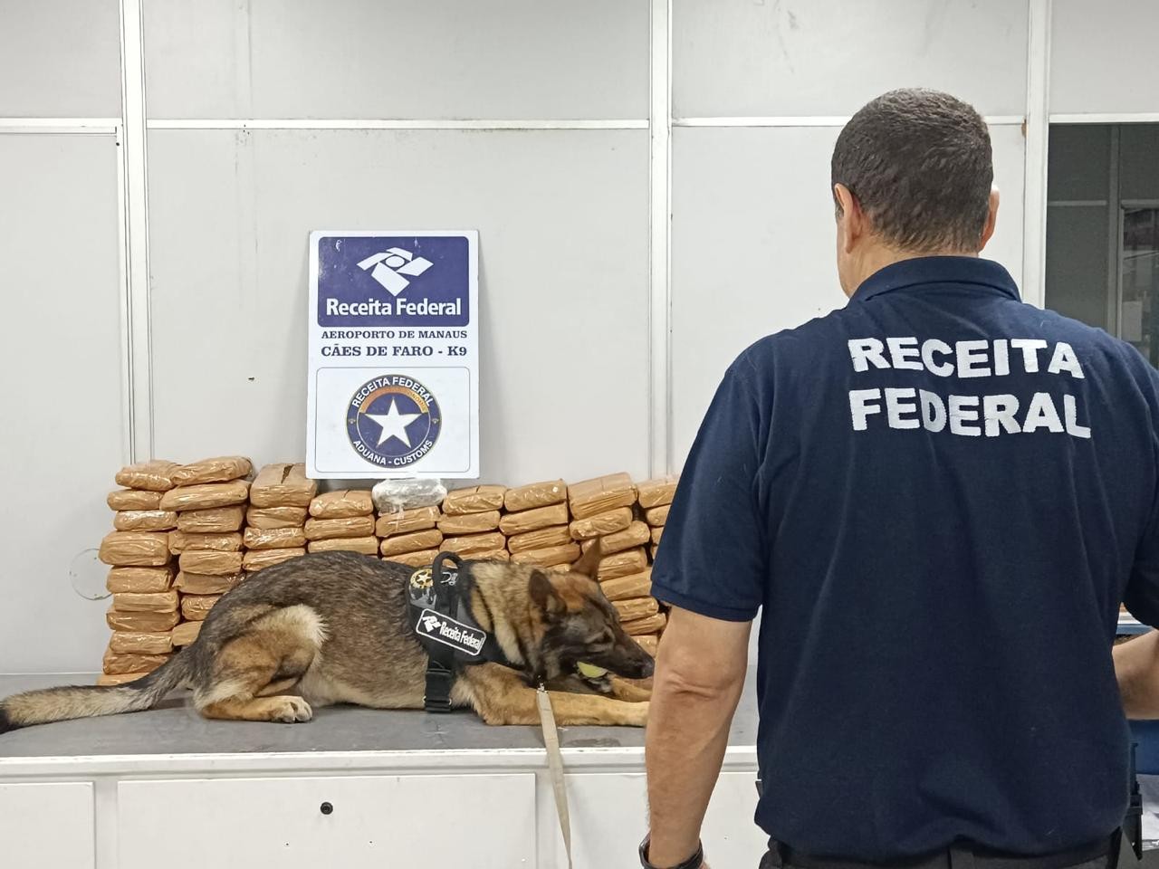 Apreensão de quase 100kg de droga levou à operação que prendeu funcionários e ex-funcionários do aeroporto de Manaus