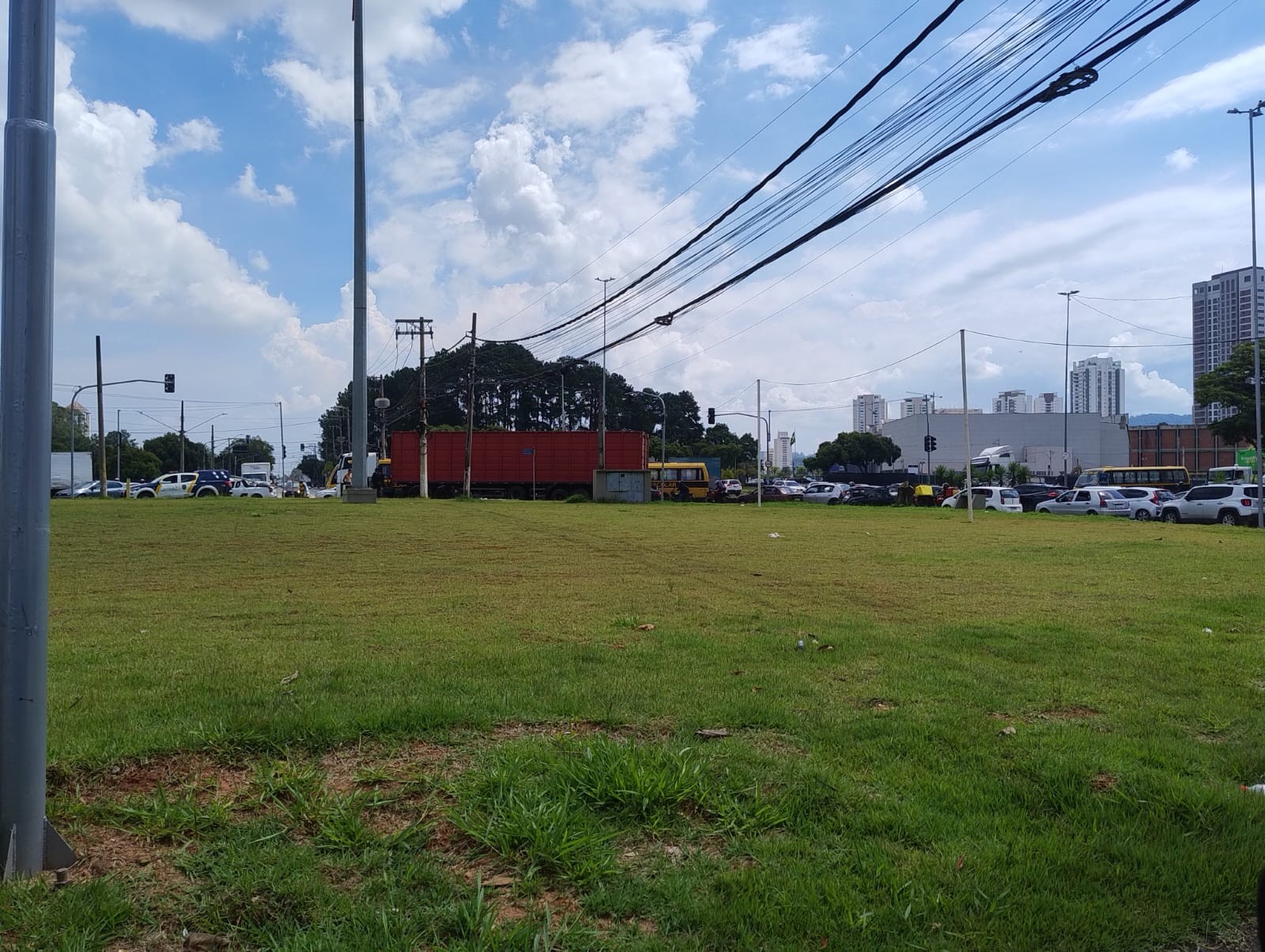 Trânsito trava na Vila Nova Mogilar após abordagem a caminhão