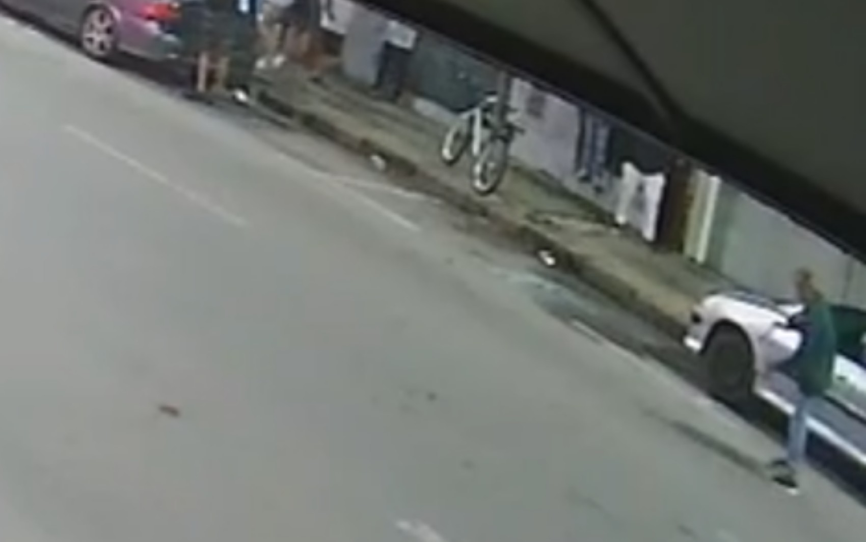 VÍDEO: Homem de 62 anos é atropelado durante fuga de suspeitos de homicídio em Poços de Caldas, MG