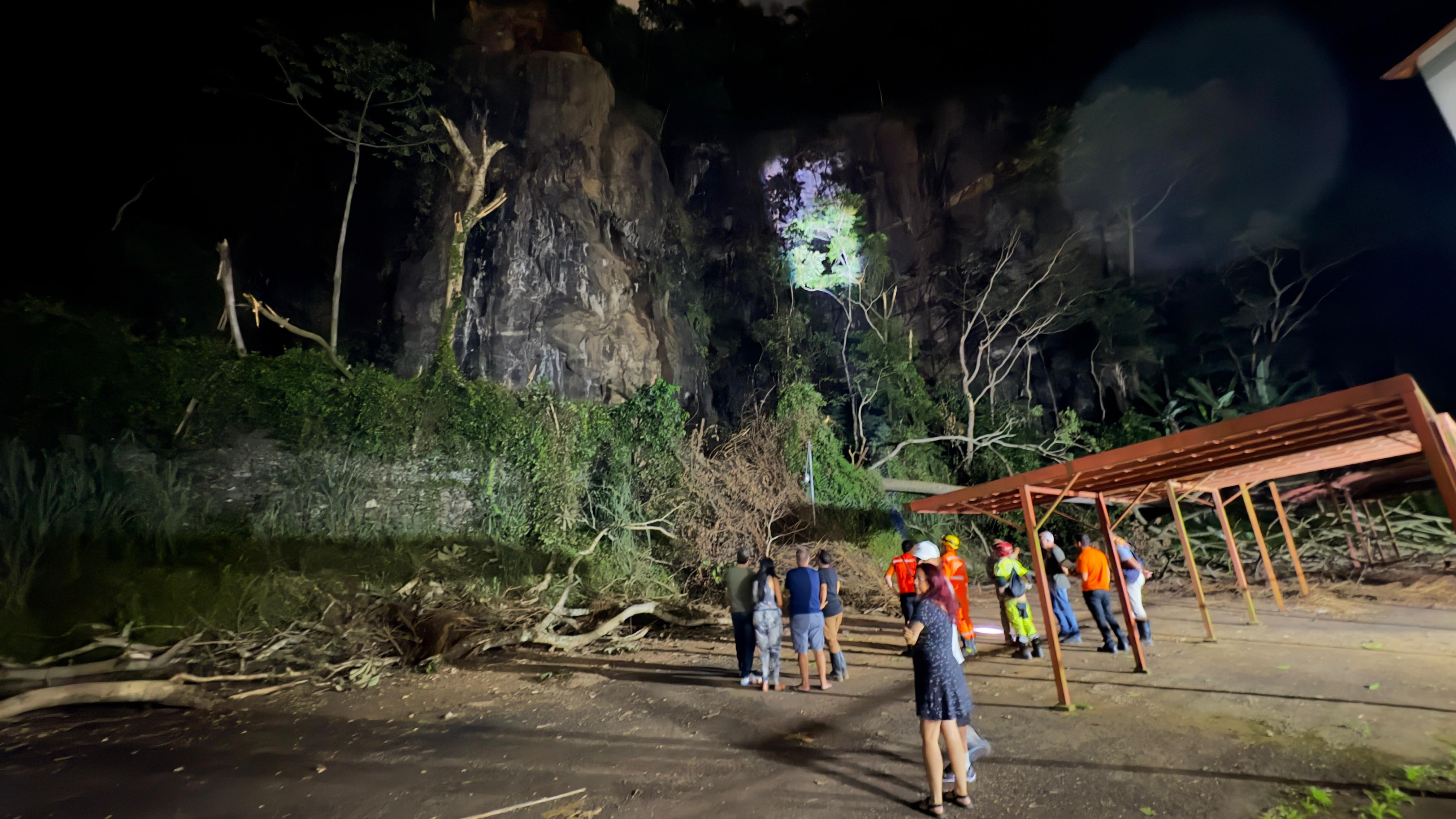 Deslizamento atinge fundos de condomínio na rua Olegário Maciel, em Juiz de Fora