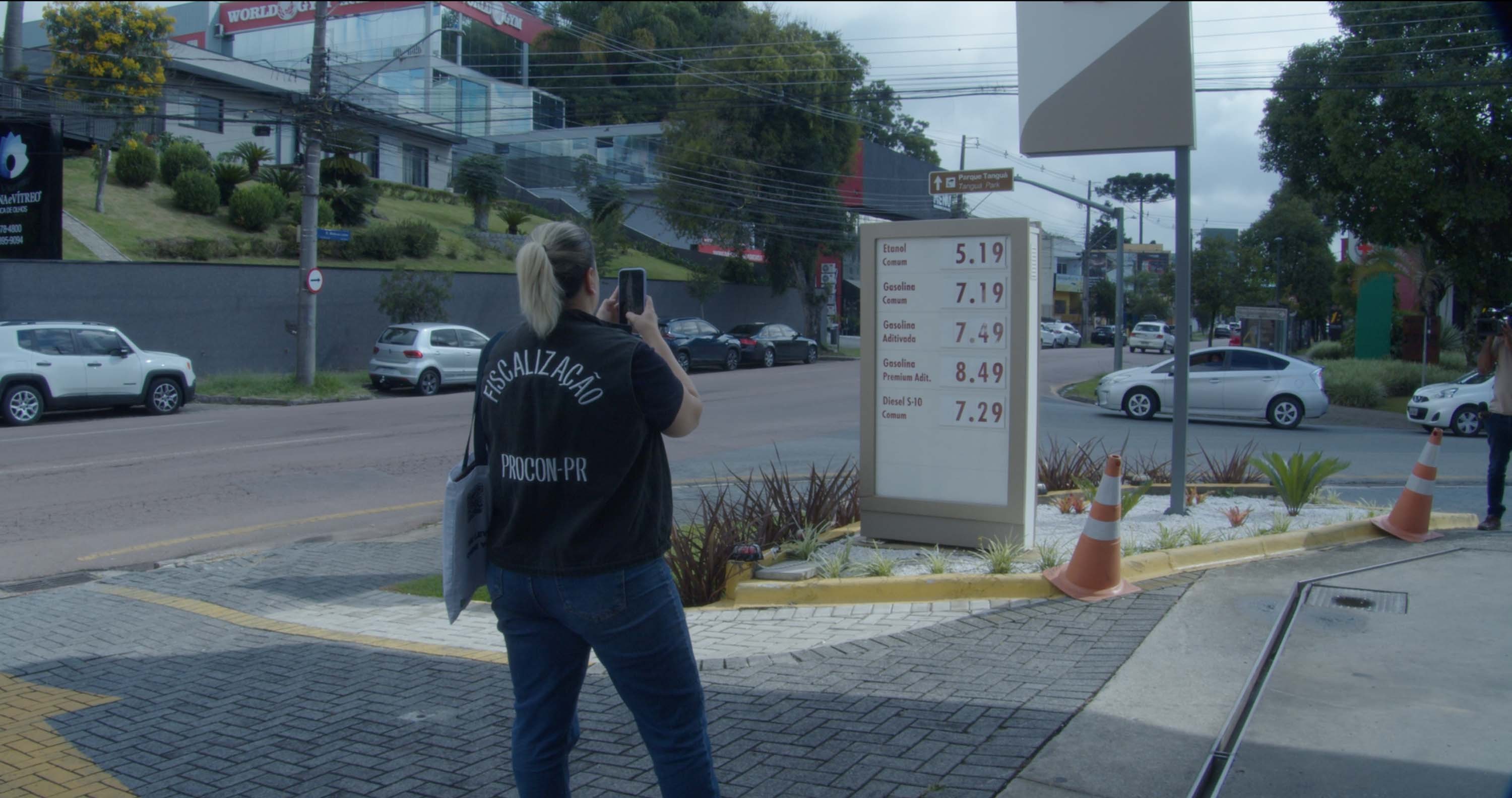 Após gasolina bater R$ 7, Procon notifica postos de combustíveis no Paraná; veja como denunciar preços abusivos