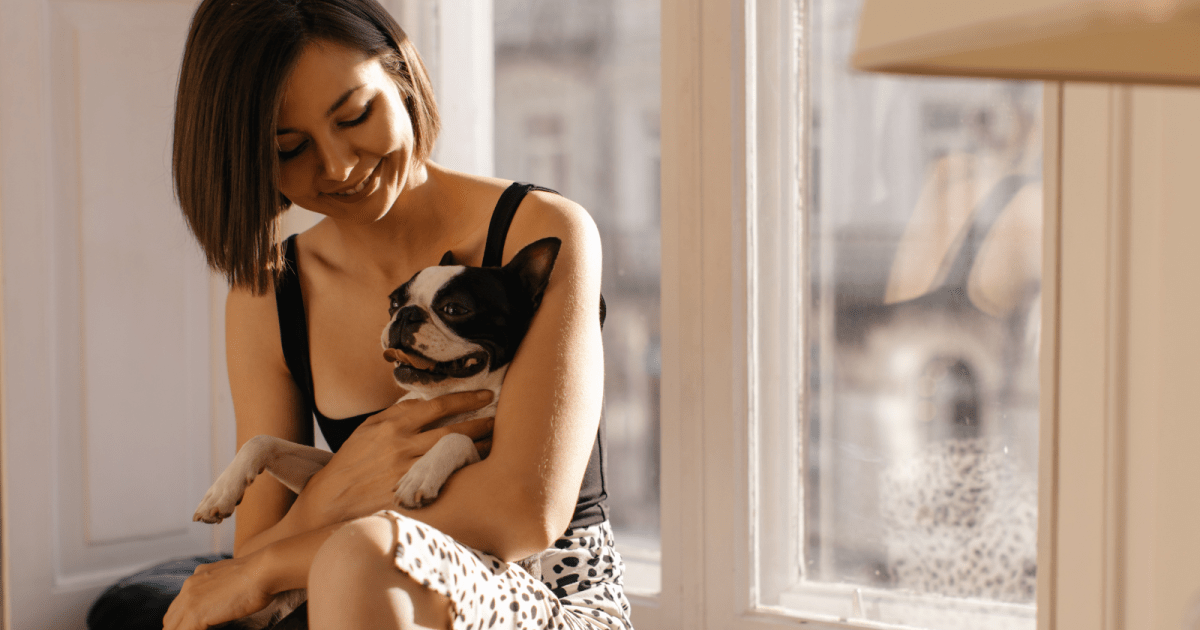 Estudo aponta que mulheres lideram o cuidado da saúde dos pets; entenda