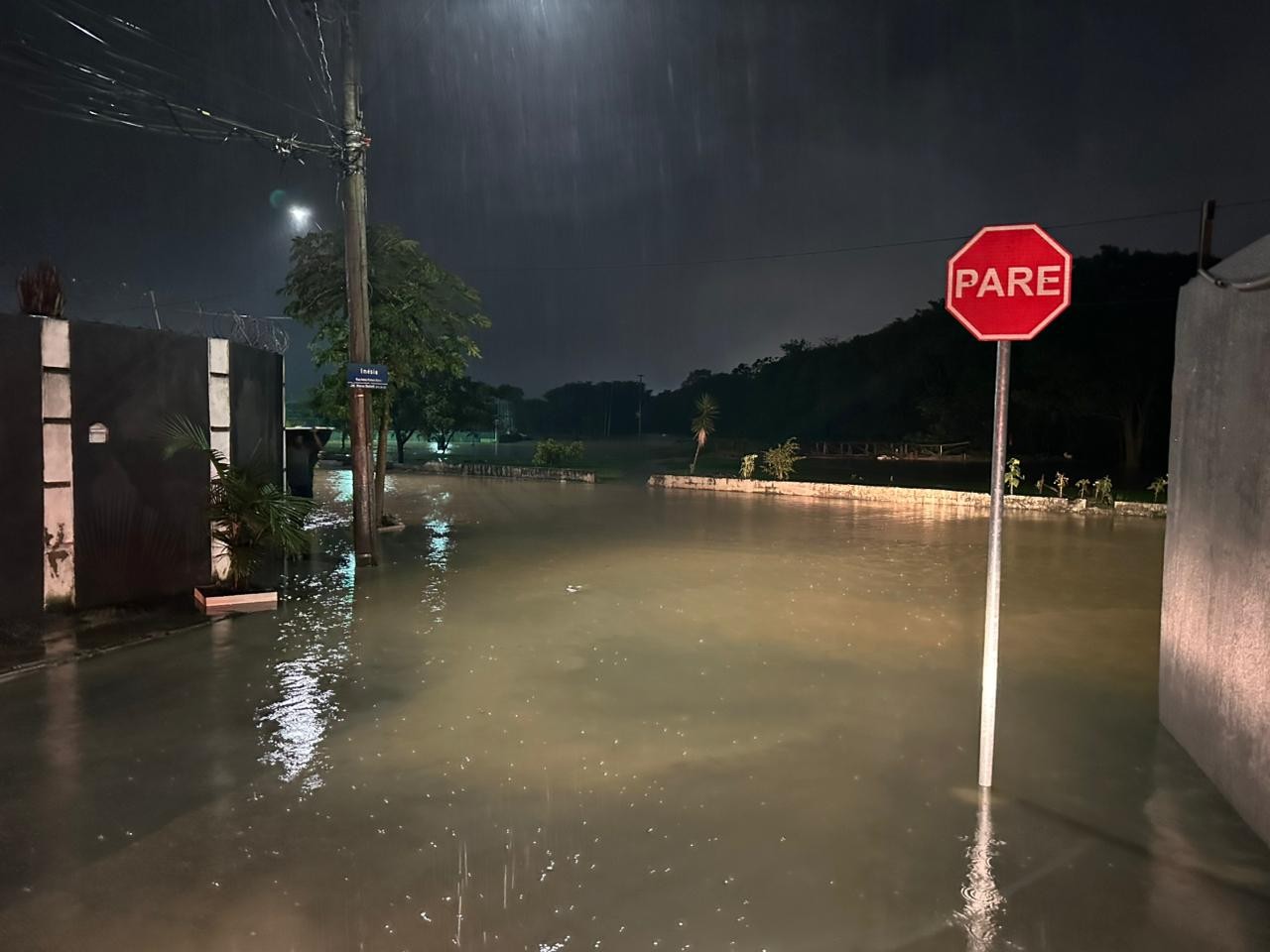 Ruas ficam alagadas após forte chuva em São José dos Campos