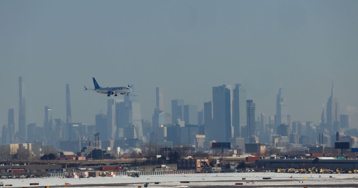 Aviões quase colidem durante pouso em aeroporto de Nova Jersey, nos EUA
