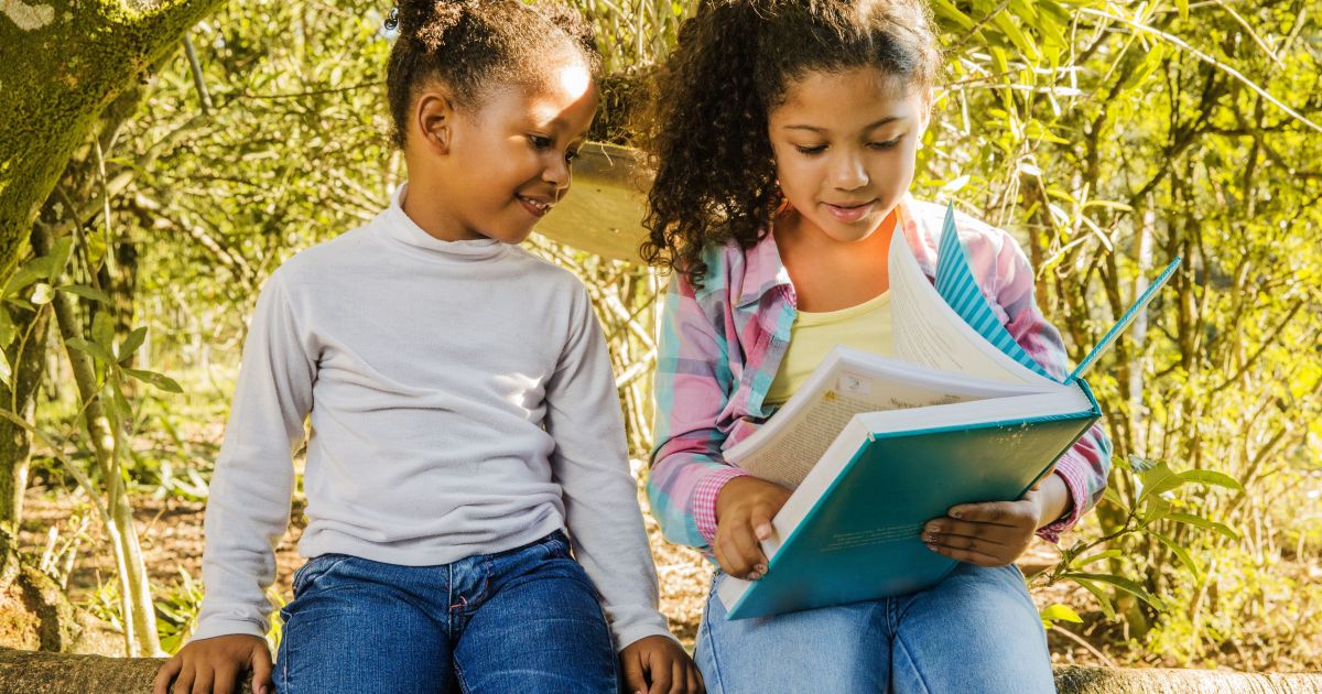 Leitura estimula memória e afasta crianças das telas, diz especialista