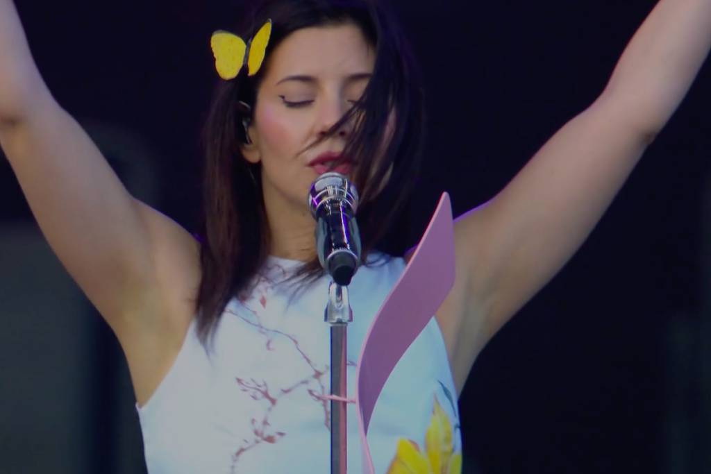 Marina homenageia o Brasil em figurino do Lollapalooza 2026