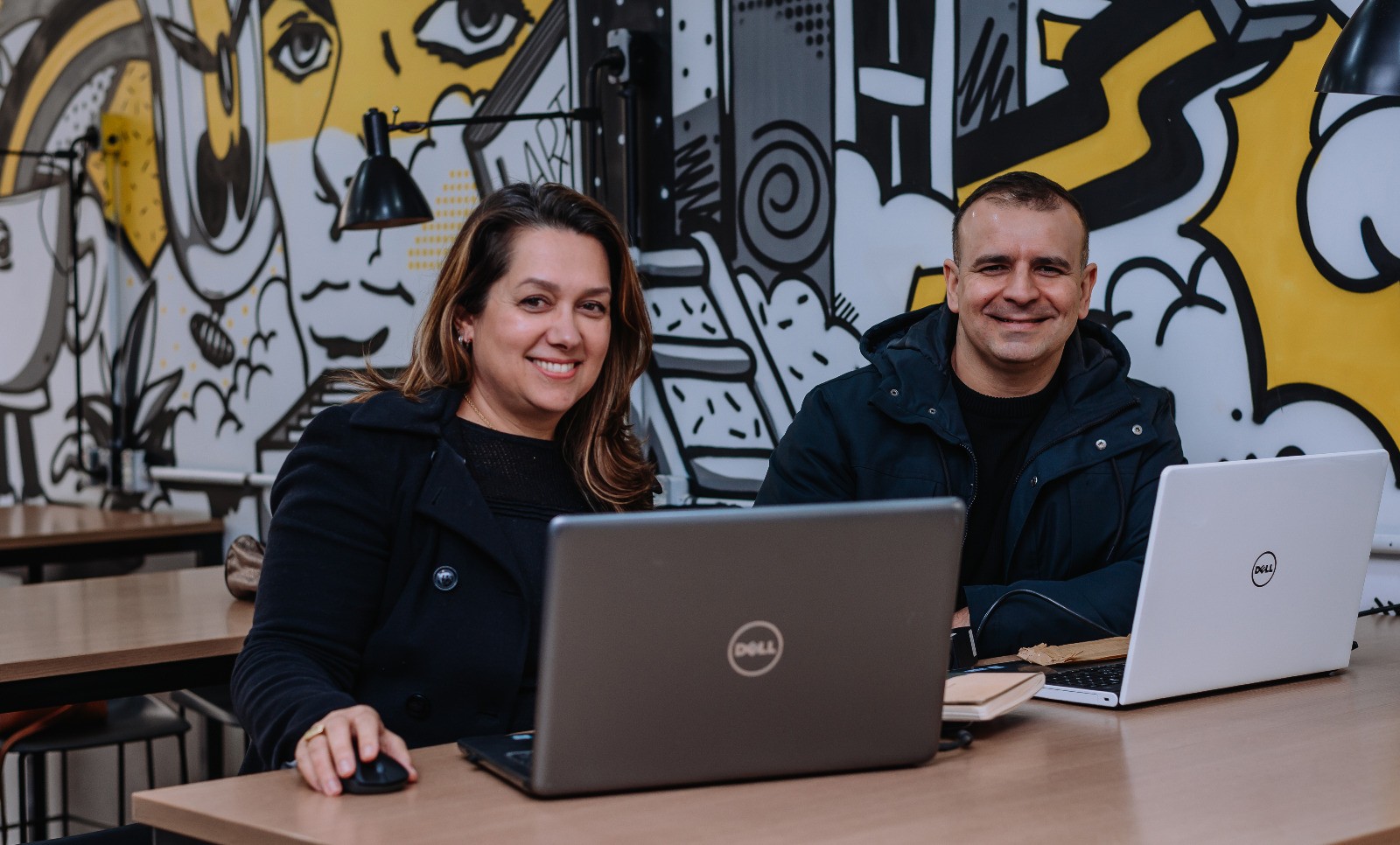 Eles começaram oferecendo aulas online para idosos na pandemia e hoje faturam R$ 300 mil com uma escola cultural para o público 60+