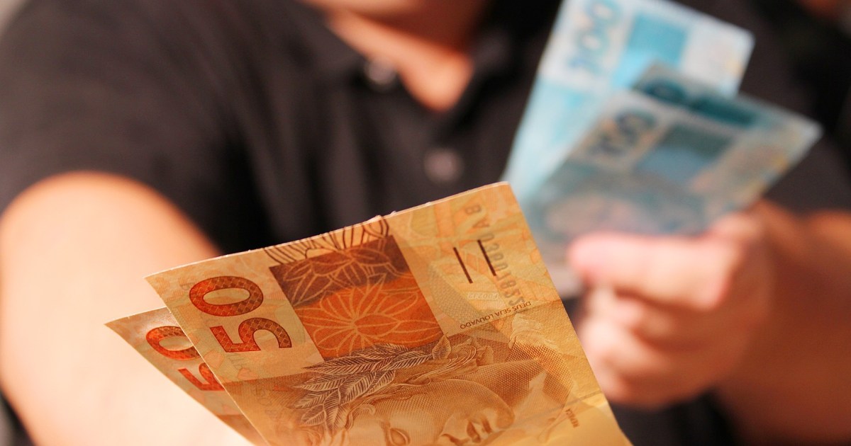 Fatia da renda para pagar juros atinge maior patamar em 20 anos no Brasil