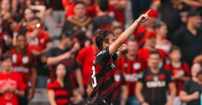 Athletico-PR domina o clássico e vence o Coritiba no Brasileiro