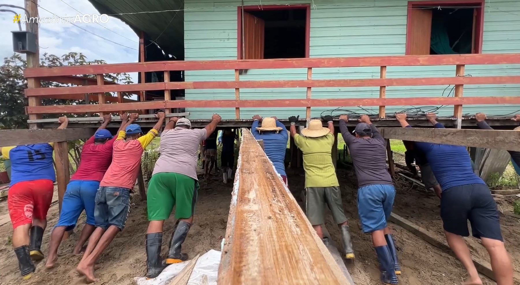 Fenômeno 'terras caídas' avança no interior do AM e moradores se unem para deslocar casas