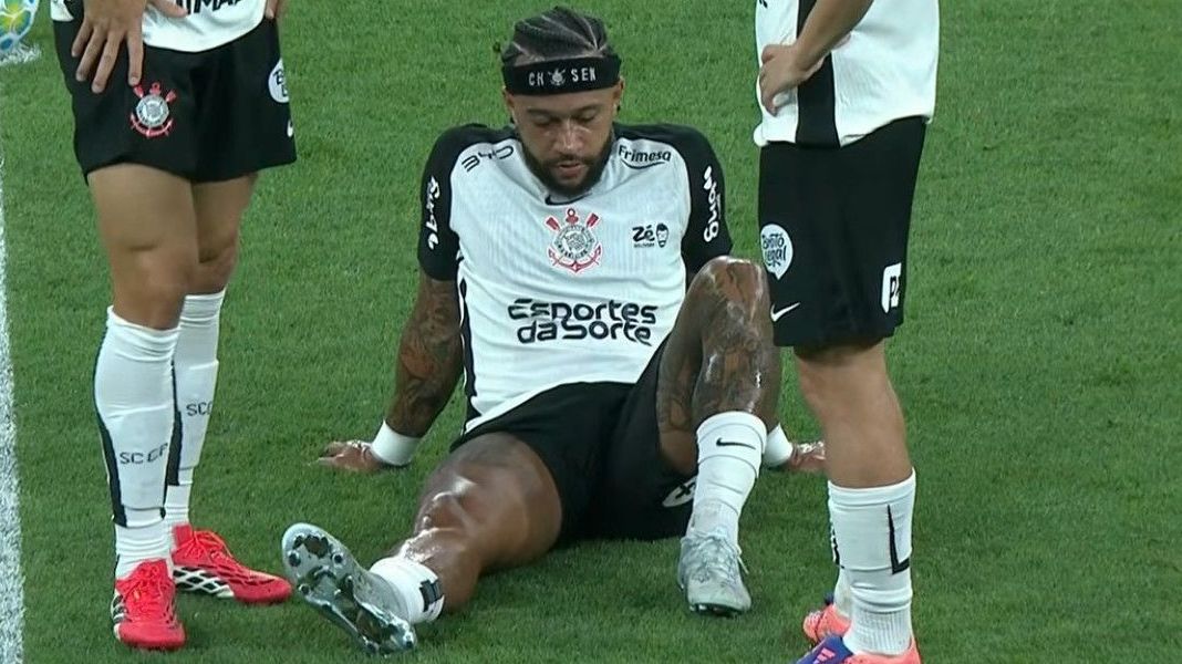 Memphis sente problema físico e deixa Corinthians x Flamengo