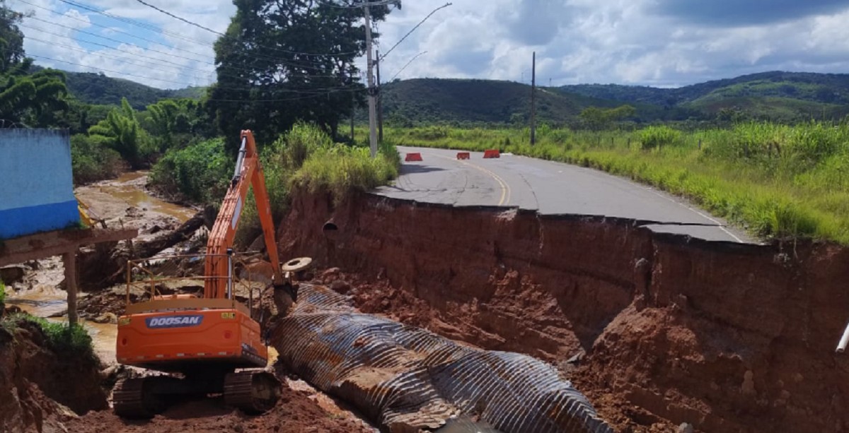 Após chuva abrir cratera e interditar avenida, obras começam no Acesso Norte de Juiz de Fora