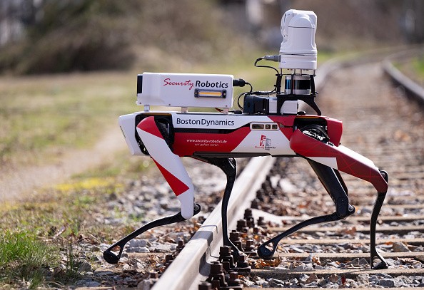 Nem humanos nem câmeras: gigantes da tecnologia recorrem a cães robôs para proteger dados; entenda