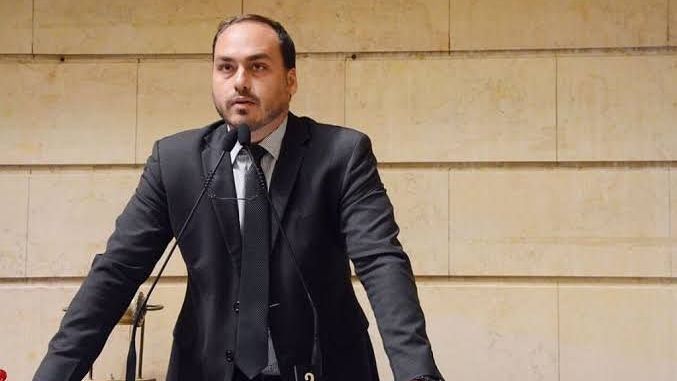 Carlos Bolsonaro afirma que domiciliar do pai “não é liberdade”