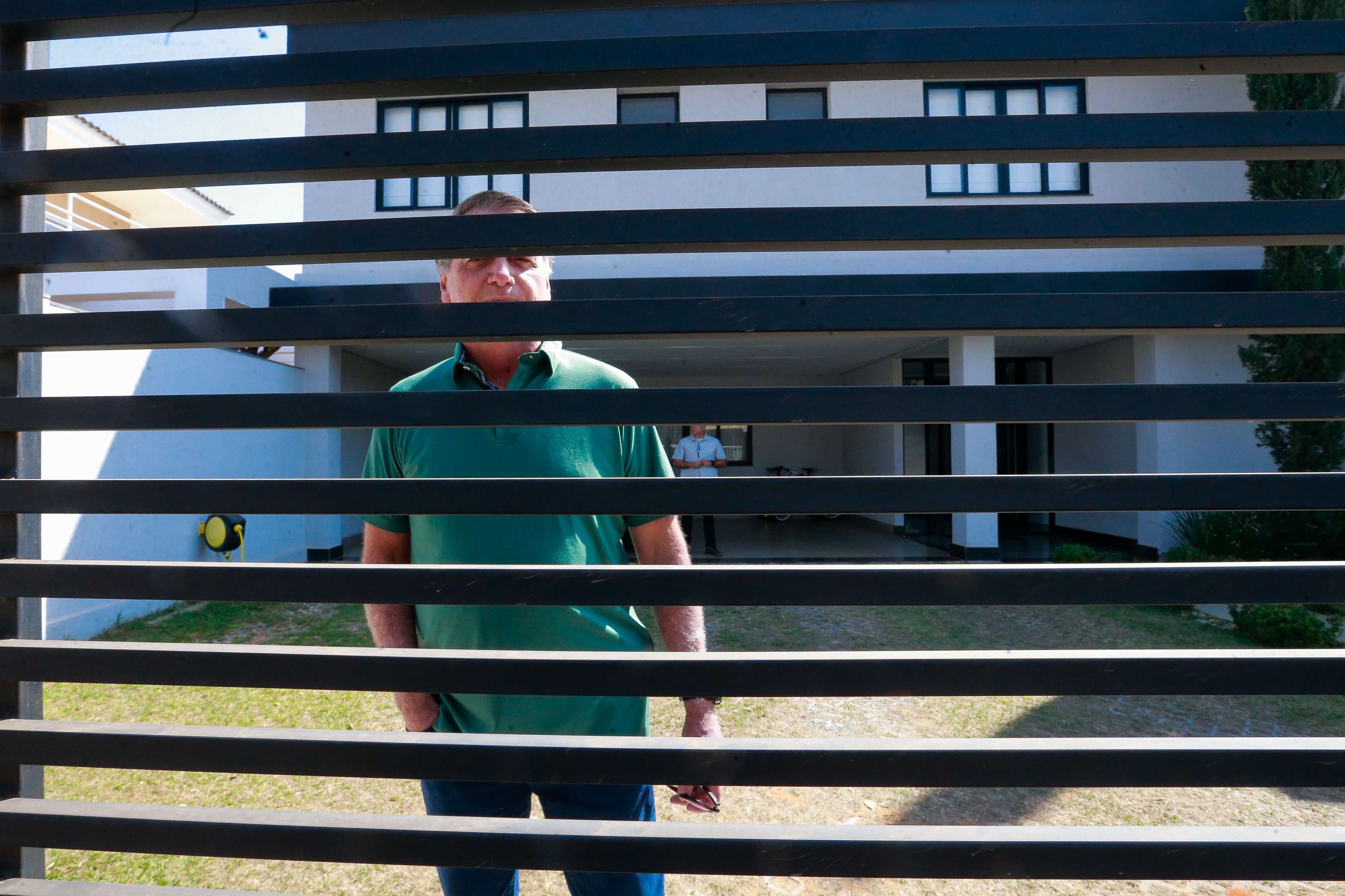 Bolsonaro é autorizado a cumprir prisão domiciliar e imprensa internacional repercute