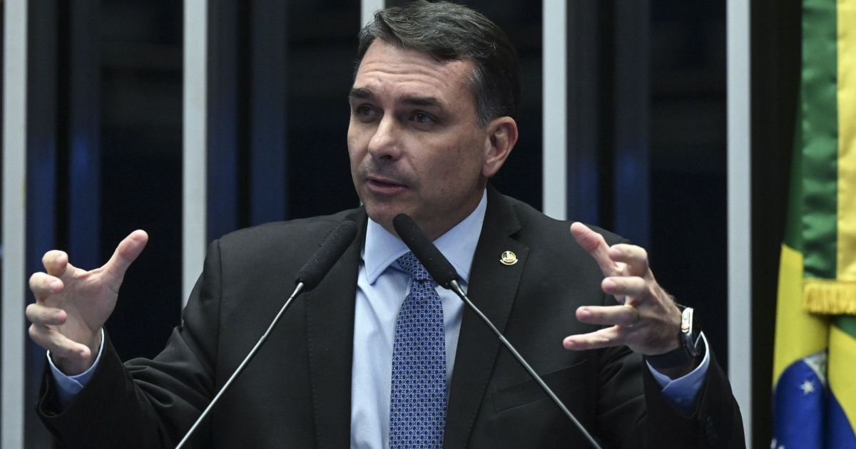 À CNN, Flávio diz que decisão sobre domiciliar de Bolsonaro é “exótica”