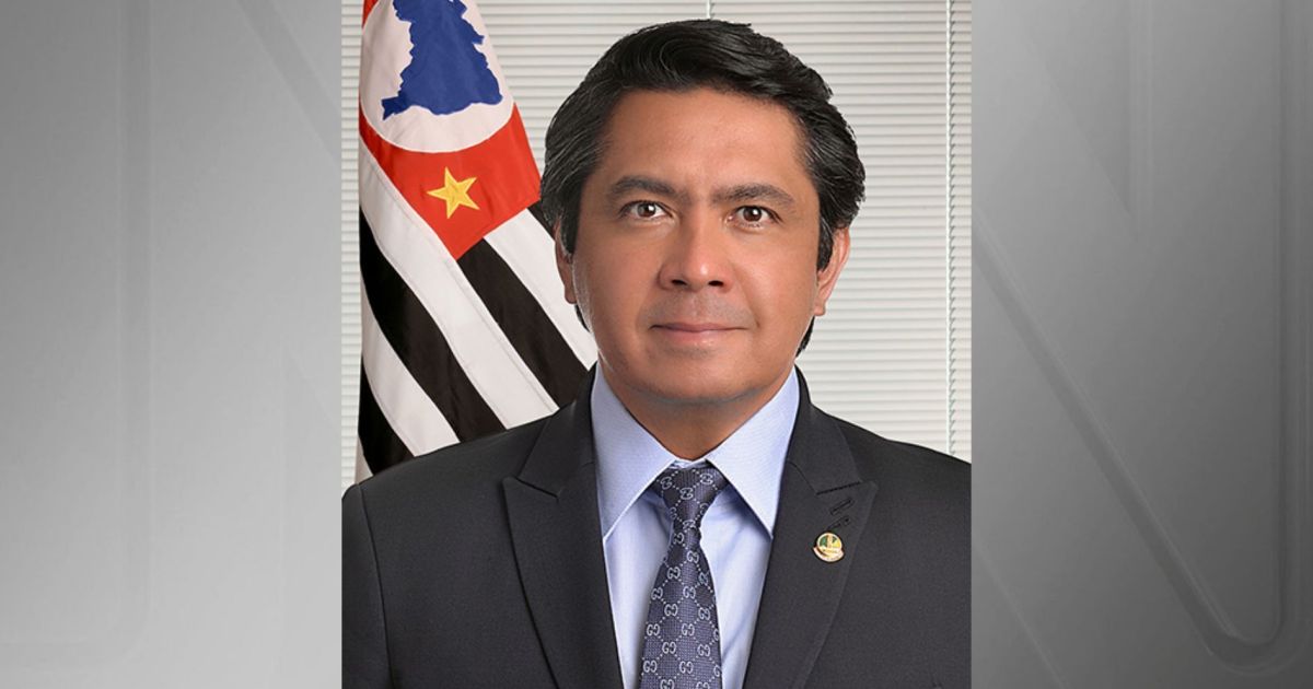 Senador é autuado por dirigir sem placa, com giroflex e CNH vencida em SP