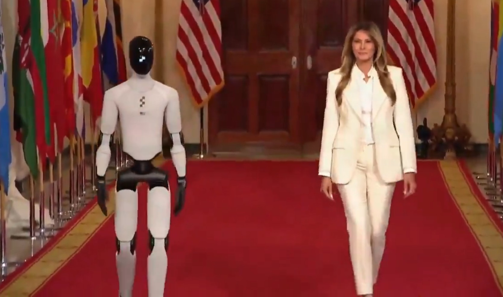 'Primeiro-robô': Melania Trump desfila com robô humanoide em evento na Casa Branca;  VÍDEO