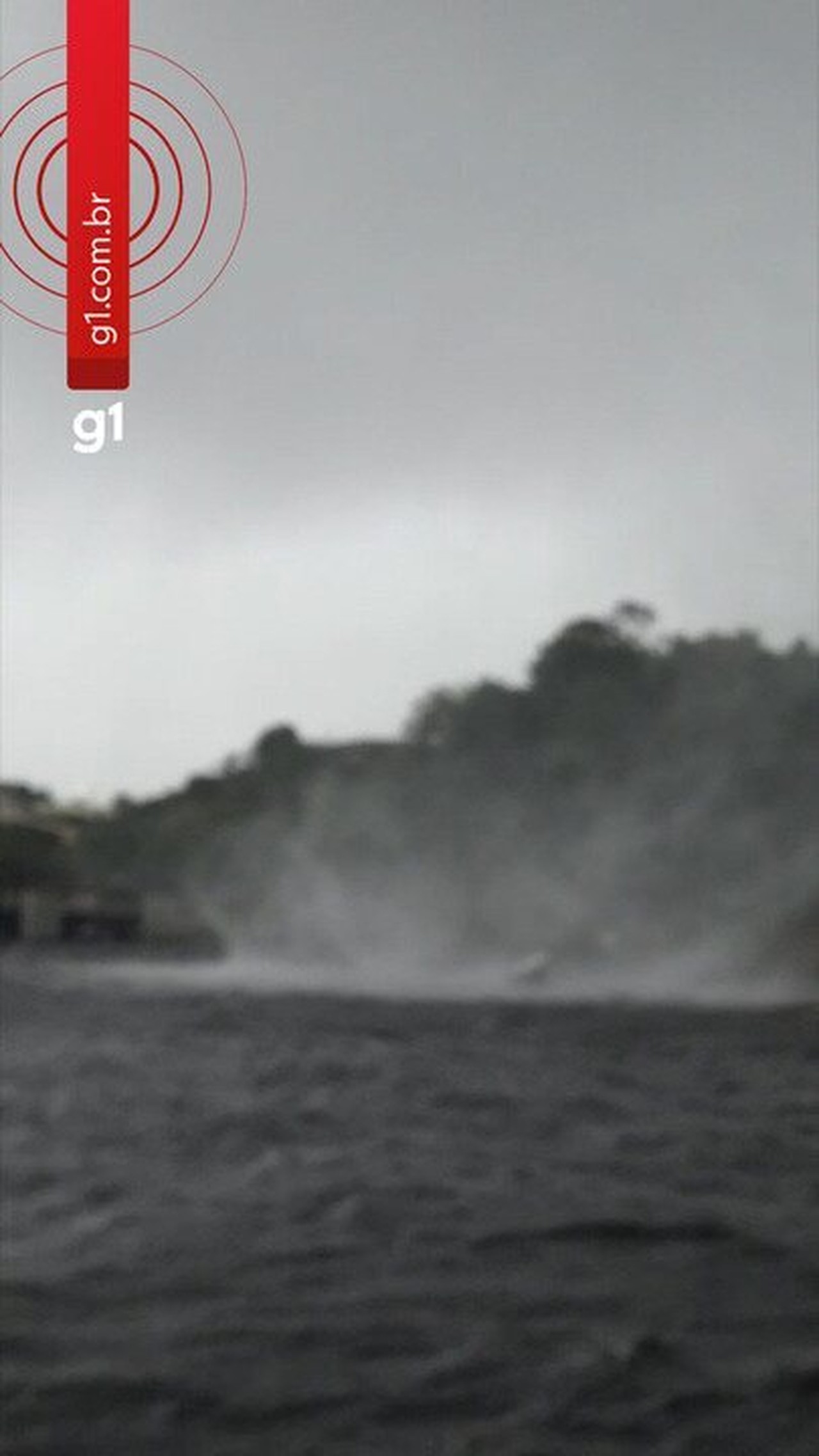 Redemoinho se forma no Rio Negro e destrói parte de barco durante forte chuva em Manaus; VÍDEO