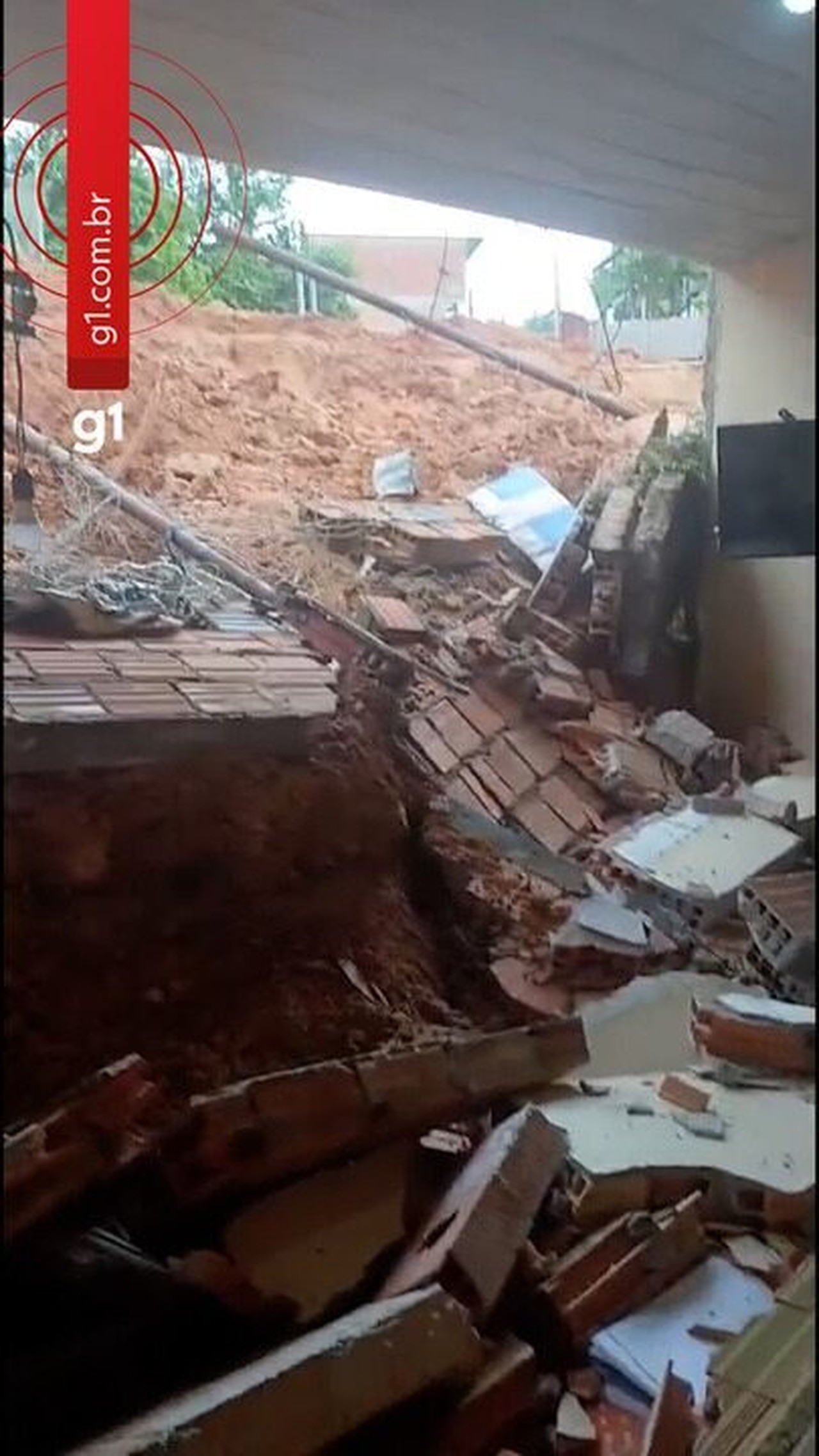 VÍDEO: Barranco desliza, quebra muro e invade casa durante chuva em Manaus