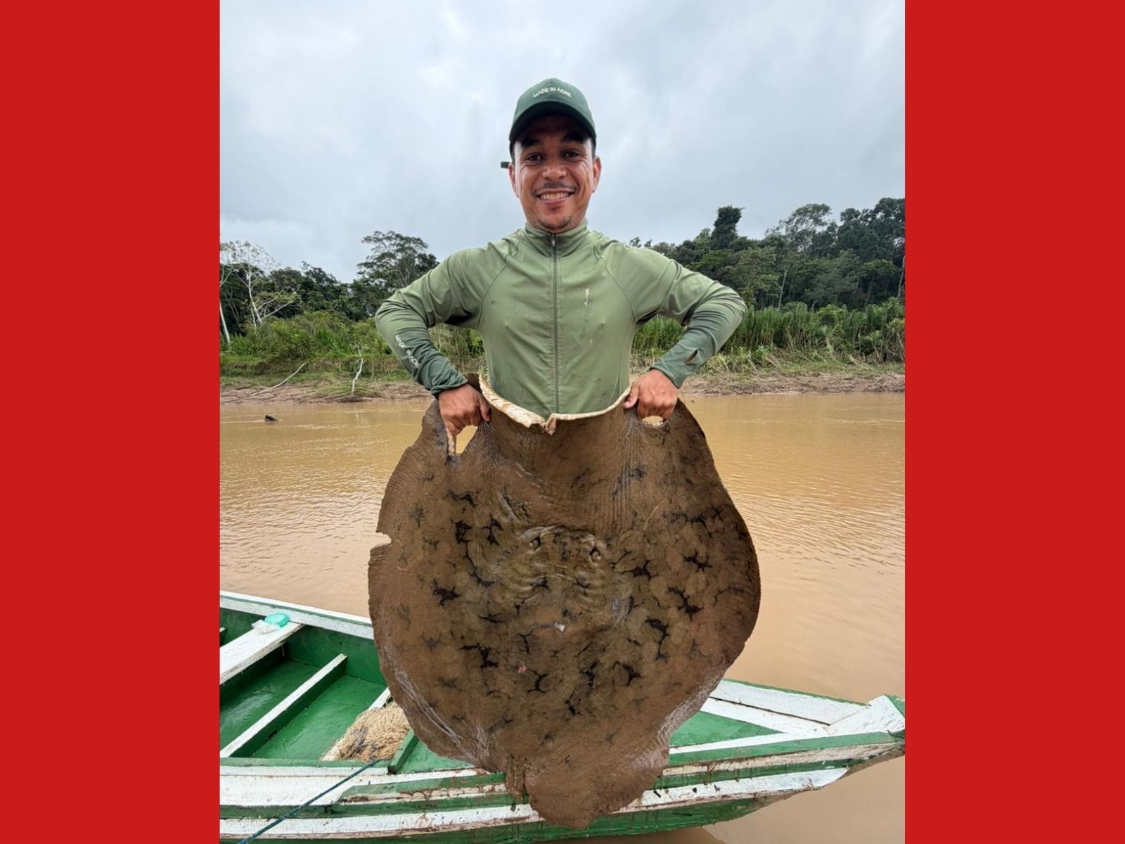 Pescador do Acre fisga arraia ameaçada de extinção que pode pesar até 110 kg; VÍDEO