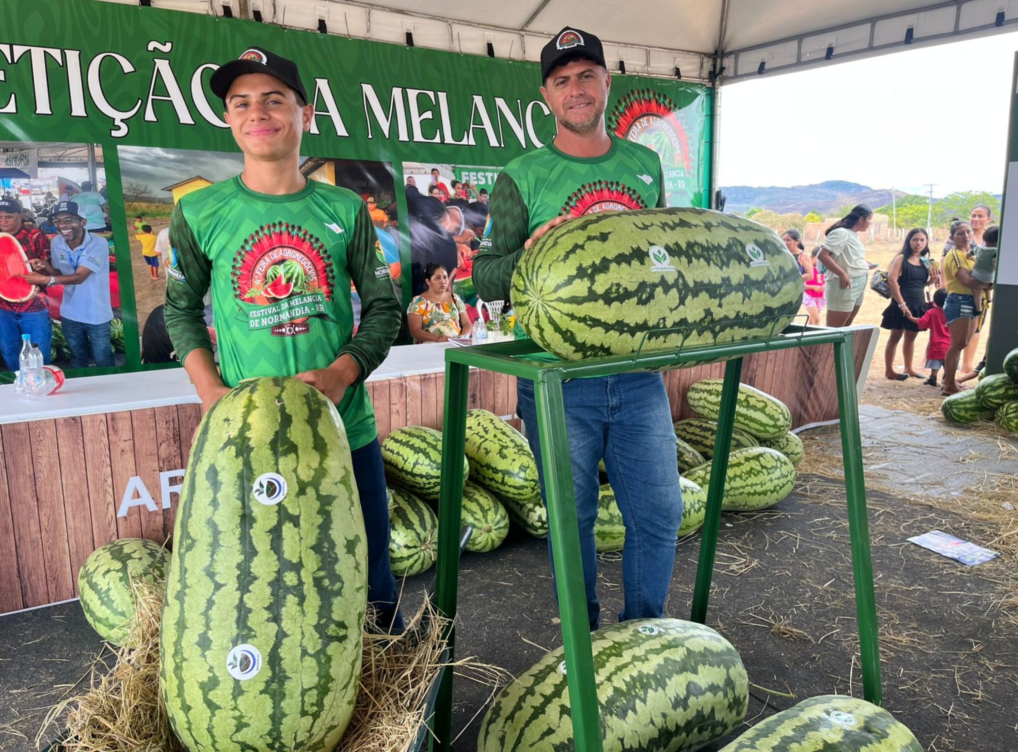 Produtor bate recorde e vence competição de melancias gigantes em Normandia com fruta de 54 kg