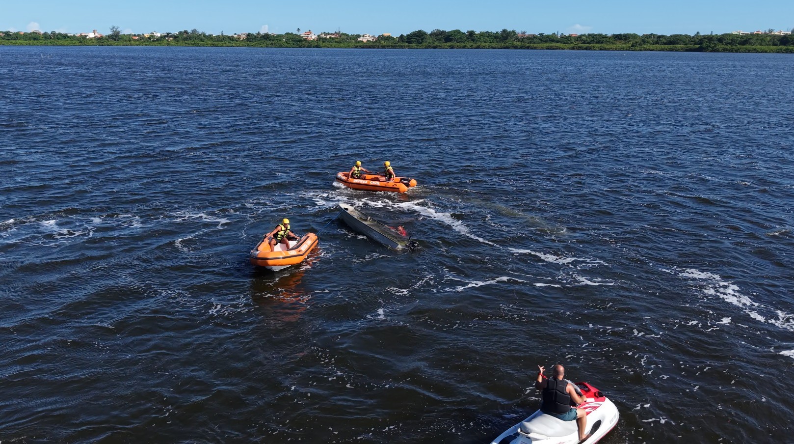 Embarcação vira em lagoa de Maricá e pescadores são resgatados