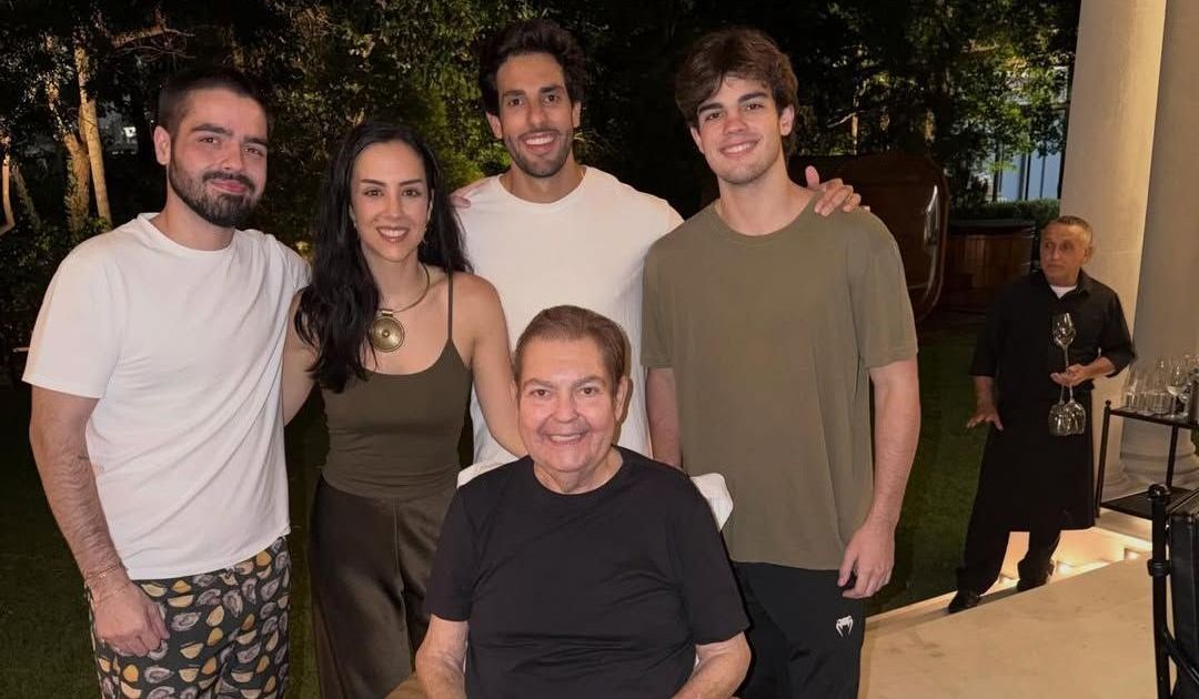 Faustão faz rara aparição em cadeira de rodas no aniversário da filha