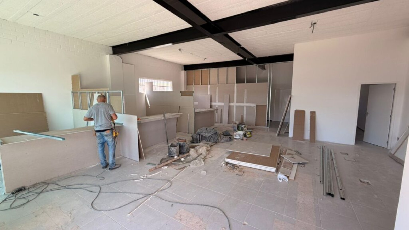 Prefeitura de Poços amplia investimento e leva melhoria ao conjunto habitacional