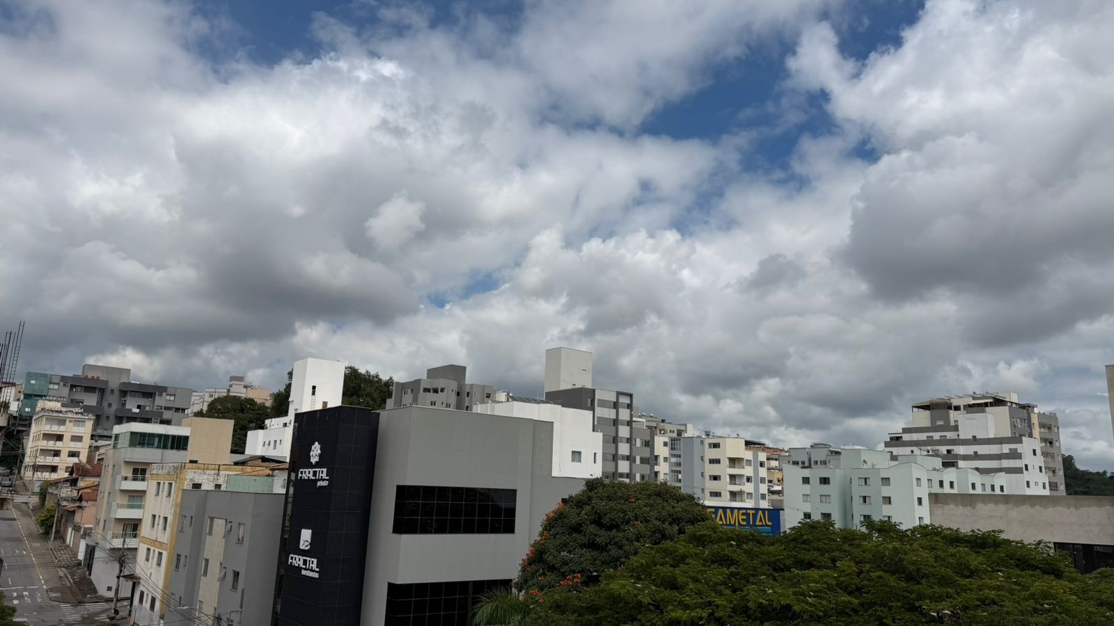 Semana tem tempo estável com calor em Divinópolis e região