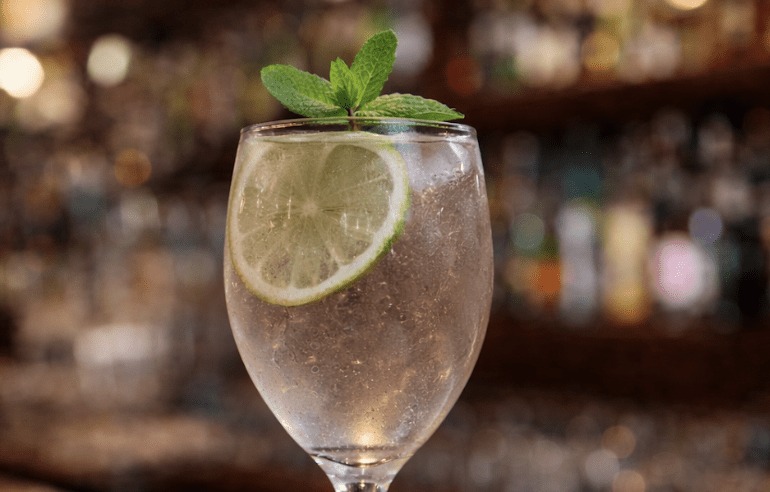 Entre a Riviera e a Vila Madalena, o spritz muda de rumo e perde o álcool sem perder o charme