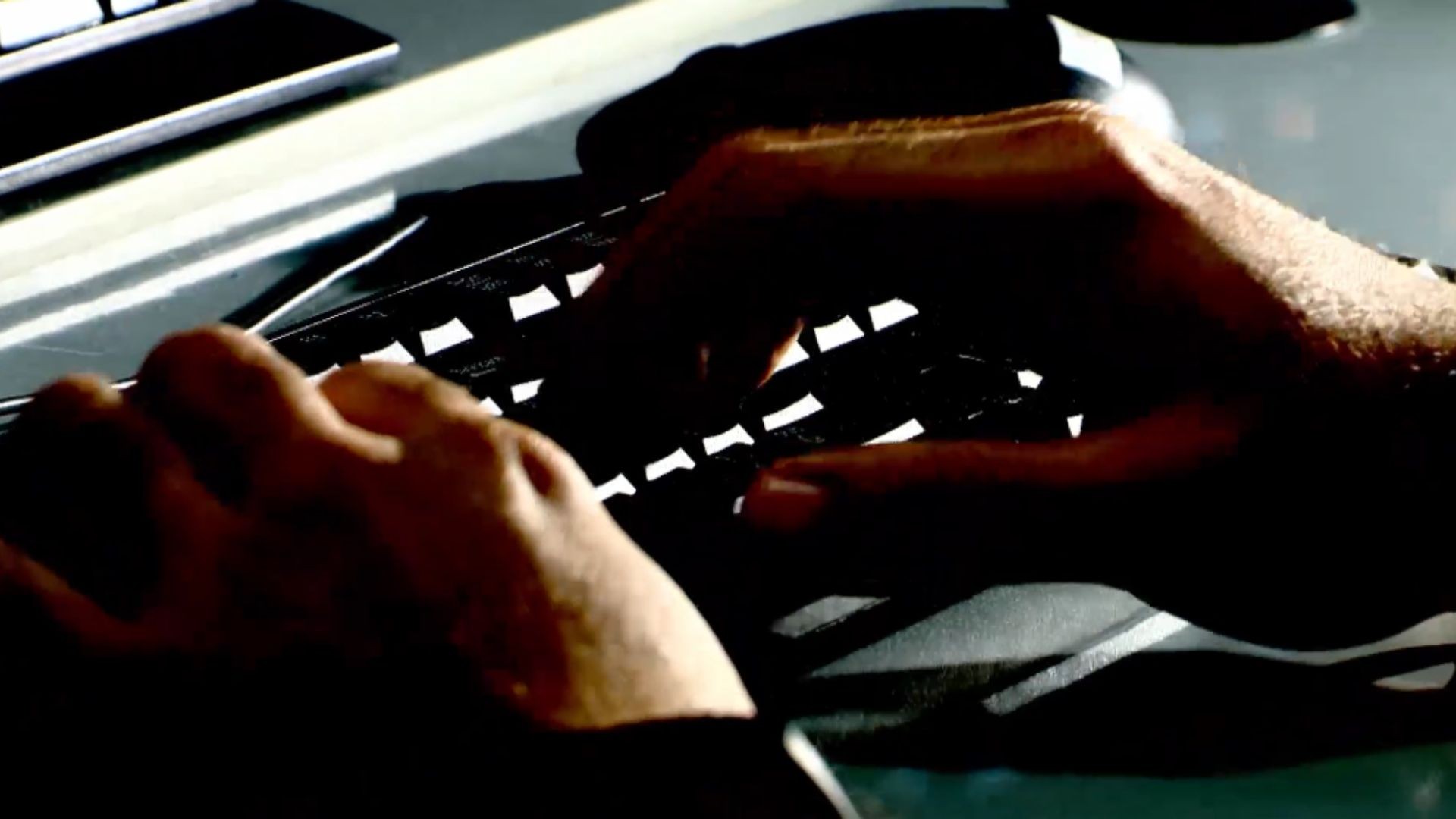 Homem é preso por enviar à ex-sogra fotos íntimas da ex-namorada; entenda o que é o crime de revenge porn