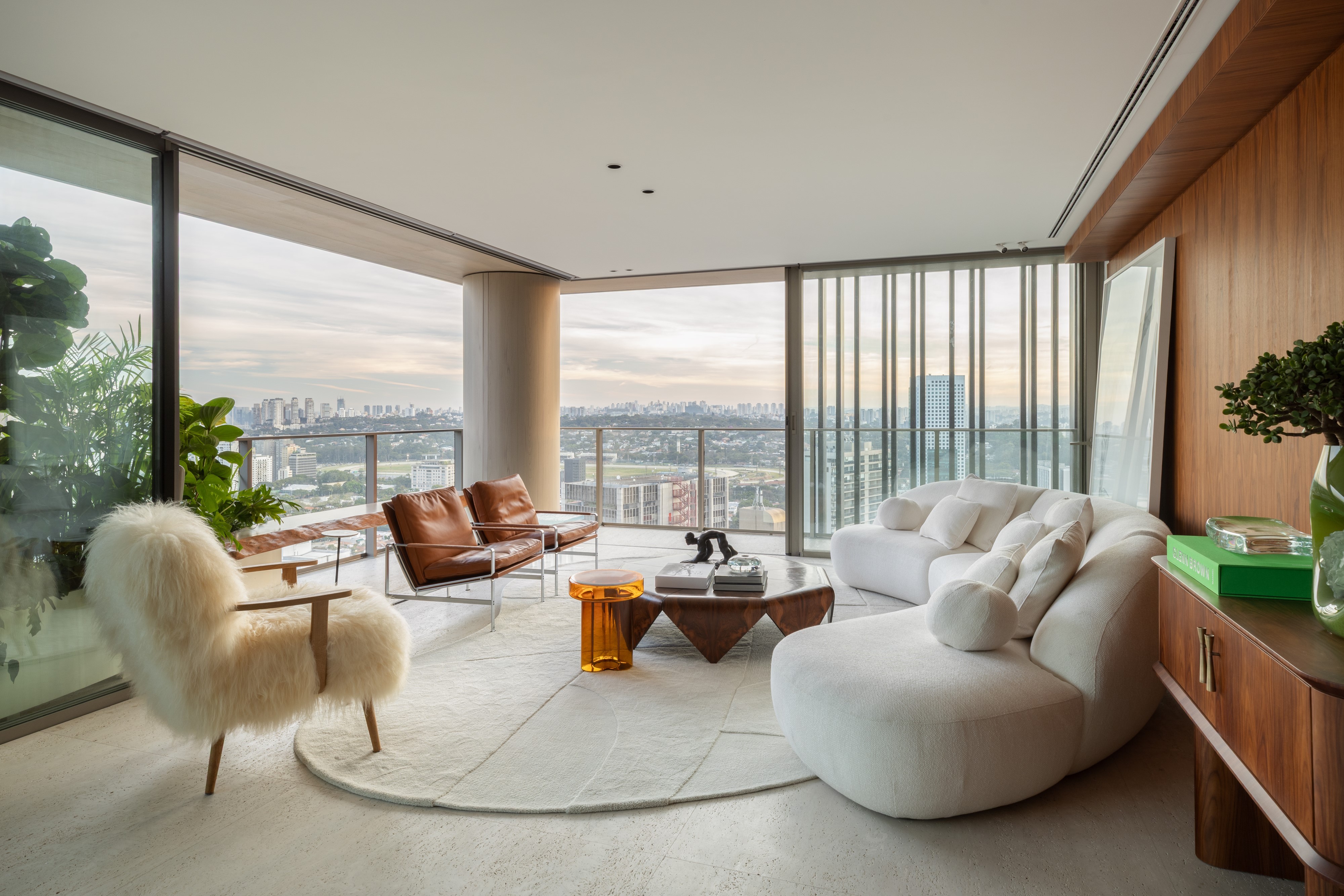 No 30º andar, apartamento com vista para São Paulo tem alma de casa