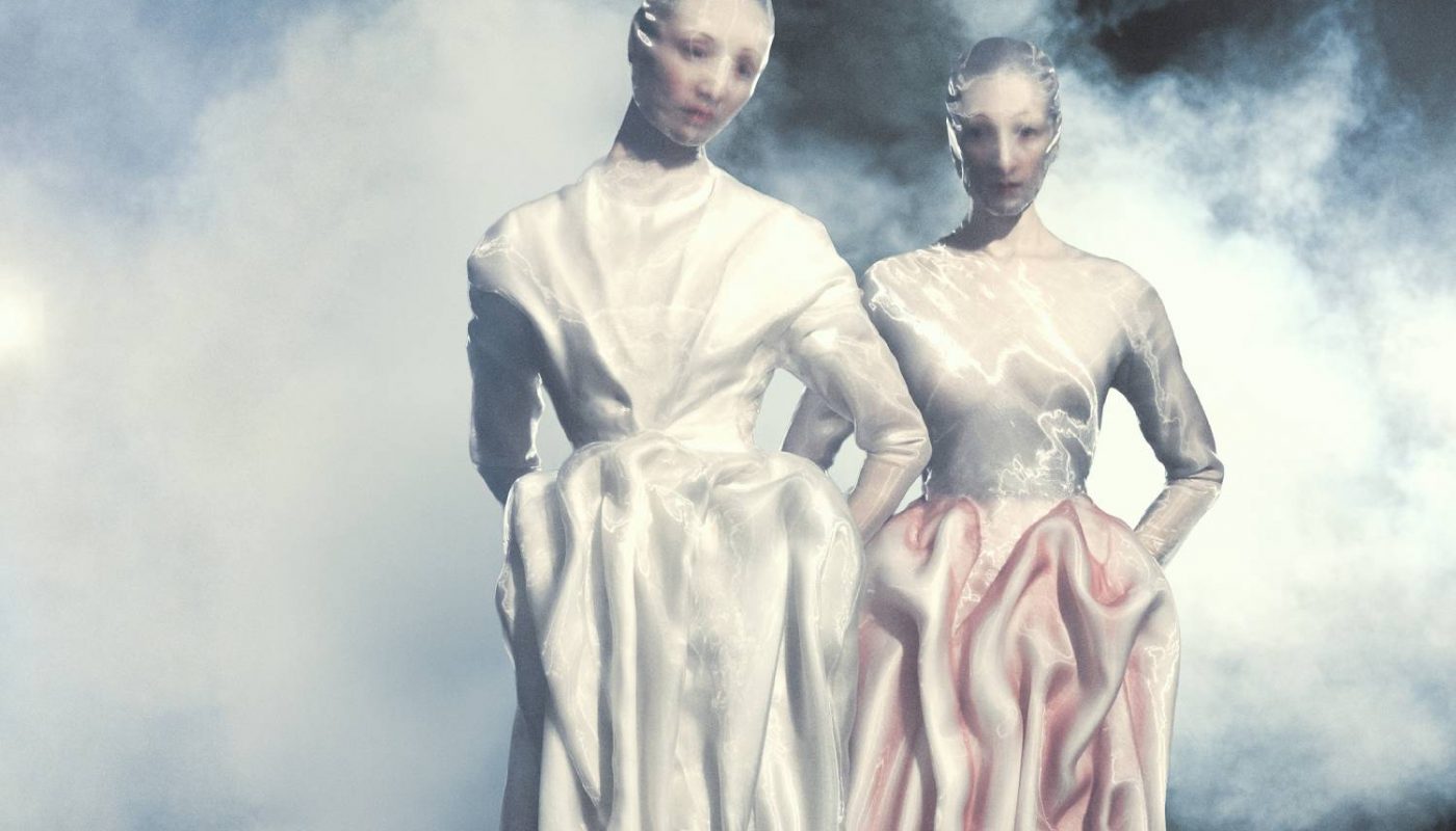 Cera, porcelana e 150 mil cristais: Glen Martens leva a Margiela para Shanghai