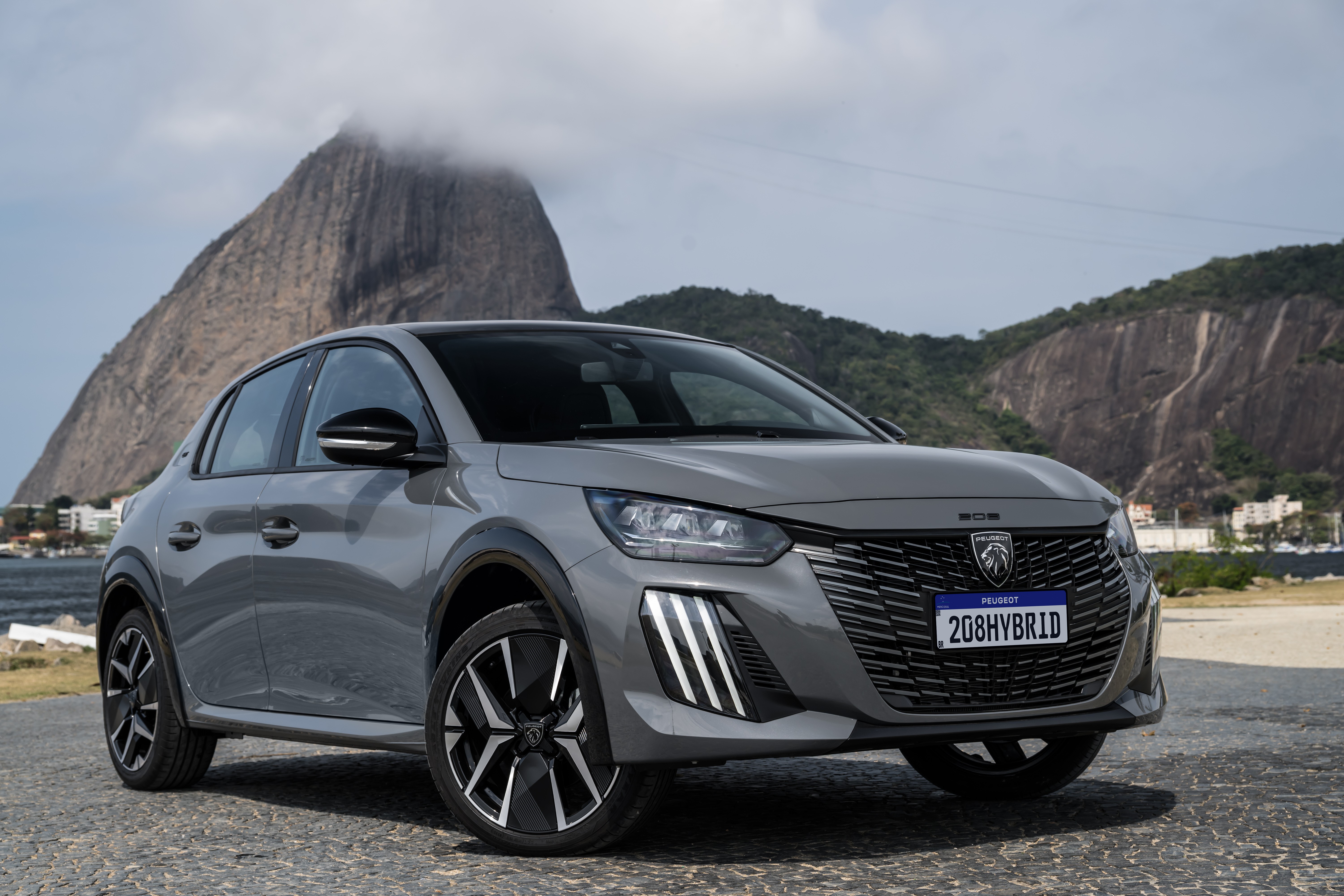 Dona da Fiat, Jeep e Peugeot anuncia recall de 700 mil carros híbridos por risco de incêndio