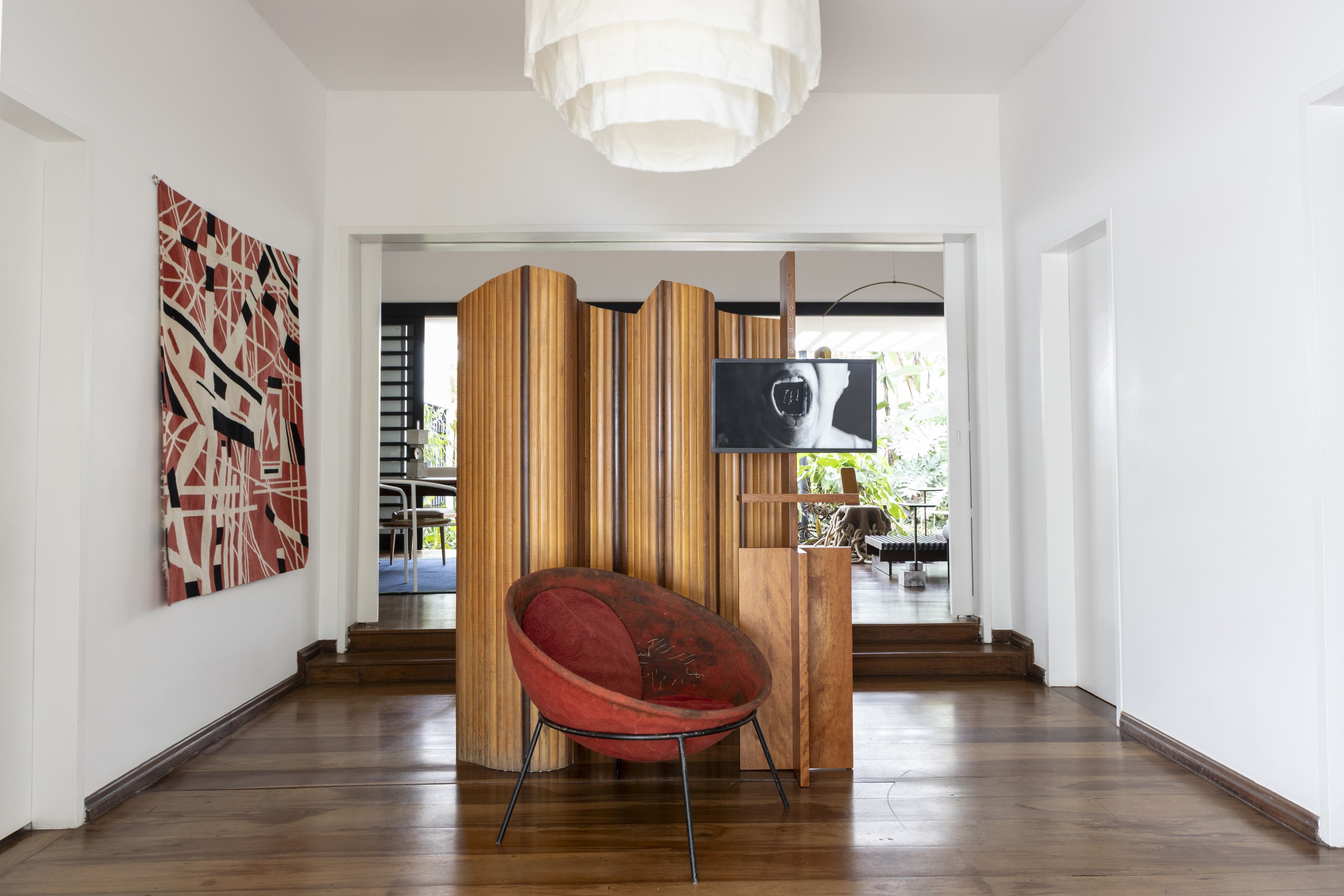 Em São Paulo, exposição em casa modernista reúne mulheres da arte e do design