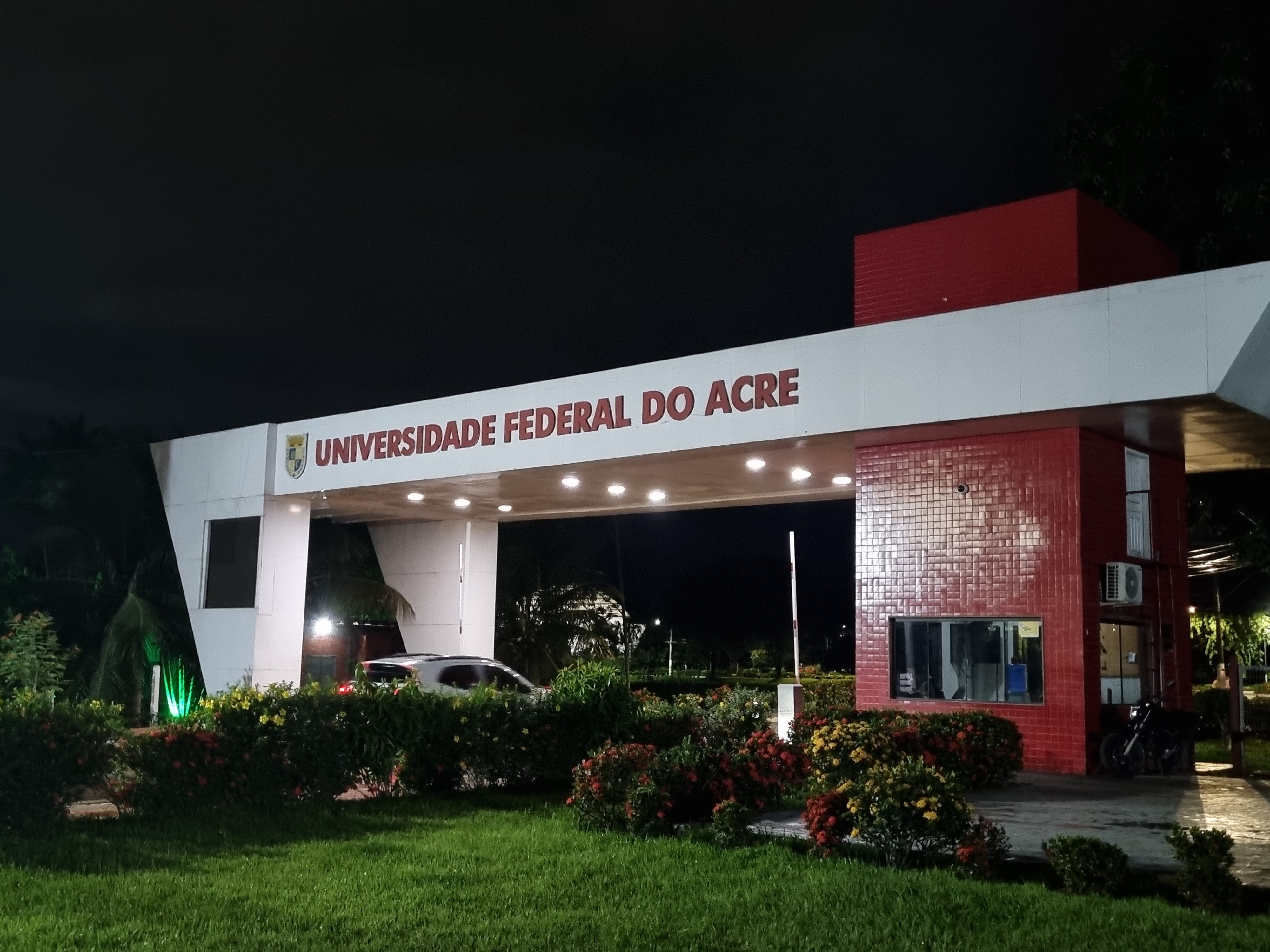 Ufac abre concurso para cargos técnico-administrativos com salários de até R$ 6 mil; confira