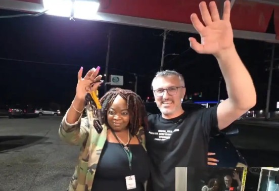 Mãe devolve dinheiro furtado por filho em food truck — e caso emociona web; vídeo