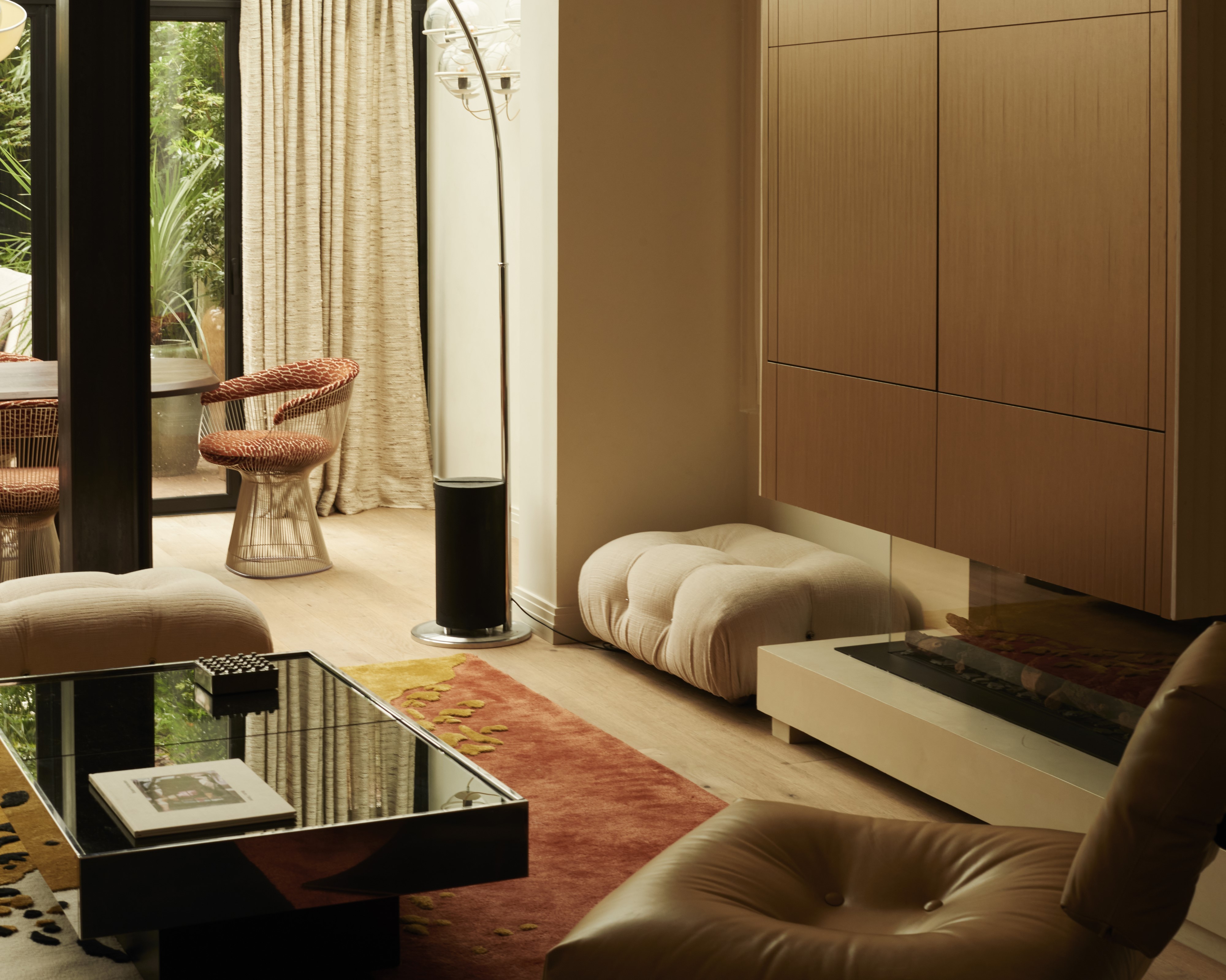 Em Paris, casa é inspirada no Brasil, em Niemeyer e nos anos 1970