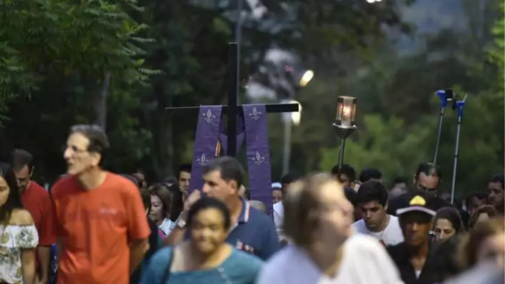 Via Sacra reúne 5 mil fiéis para rezar de madrugada no alto de morro em Aparecida, SP