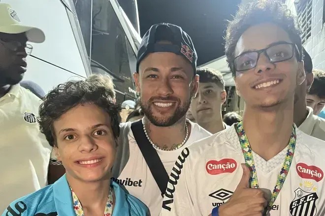 Neymar realiza sonho de irmãos autistas após vitória do Santos