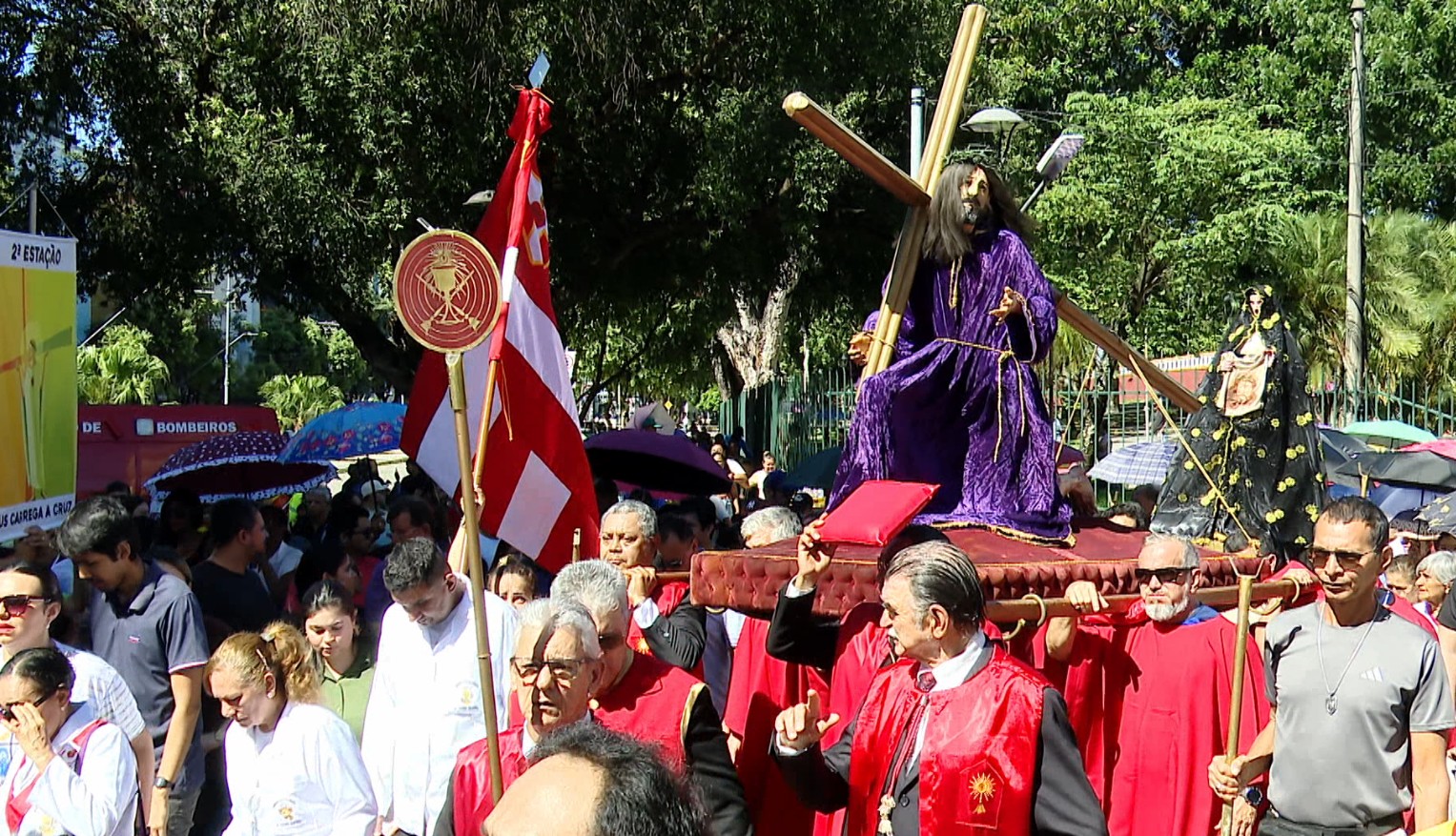 Fiéis relembram Paixão de Cristo em encenações nas ruas do Centro de Manaus