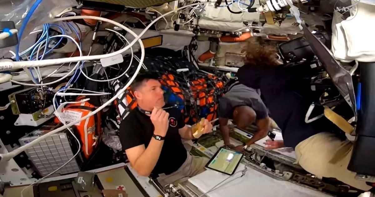 Astronautas da Artemis II “lambem até a colher” durante refeição espacial