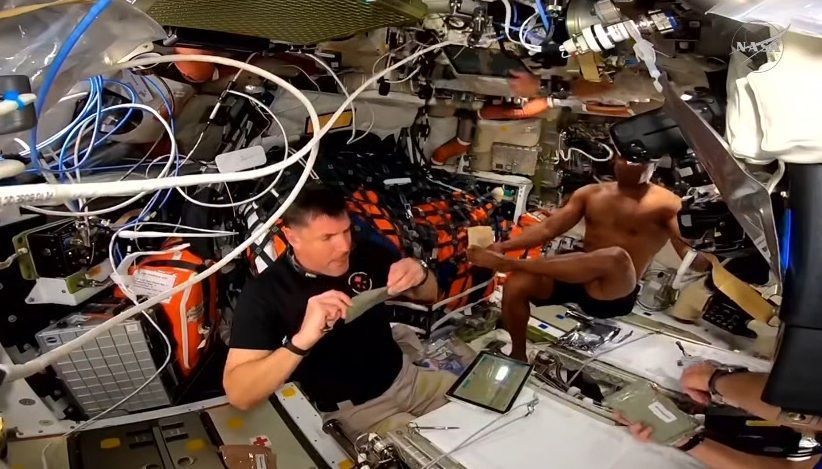 Nasa mostra ao vivo astronauta da Artemis durante “banho espacial”