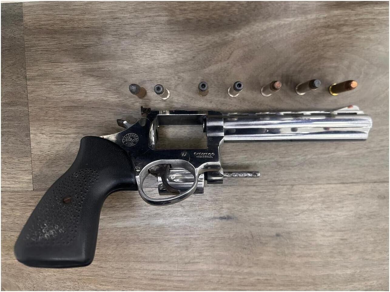 Homem é detido por violência doméstica e flagrado com drogas e arma restrita em Mogi das Cruzes