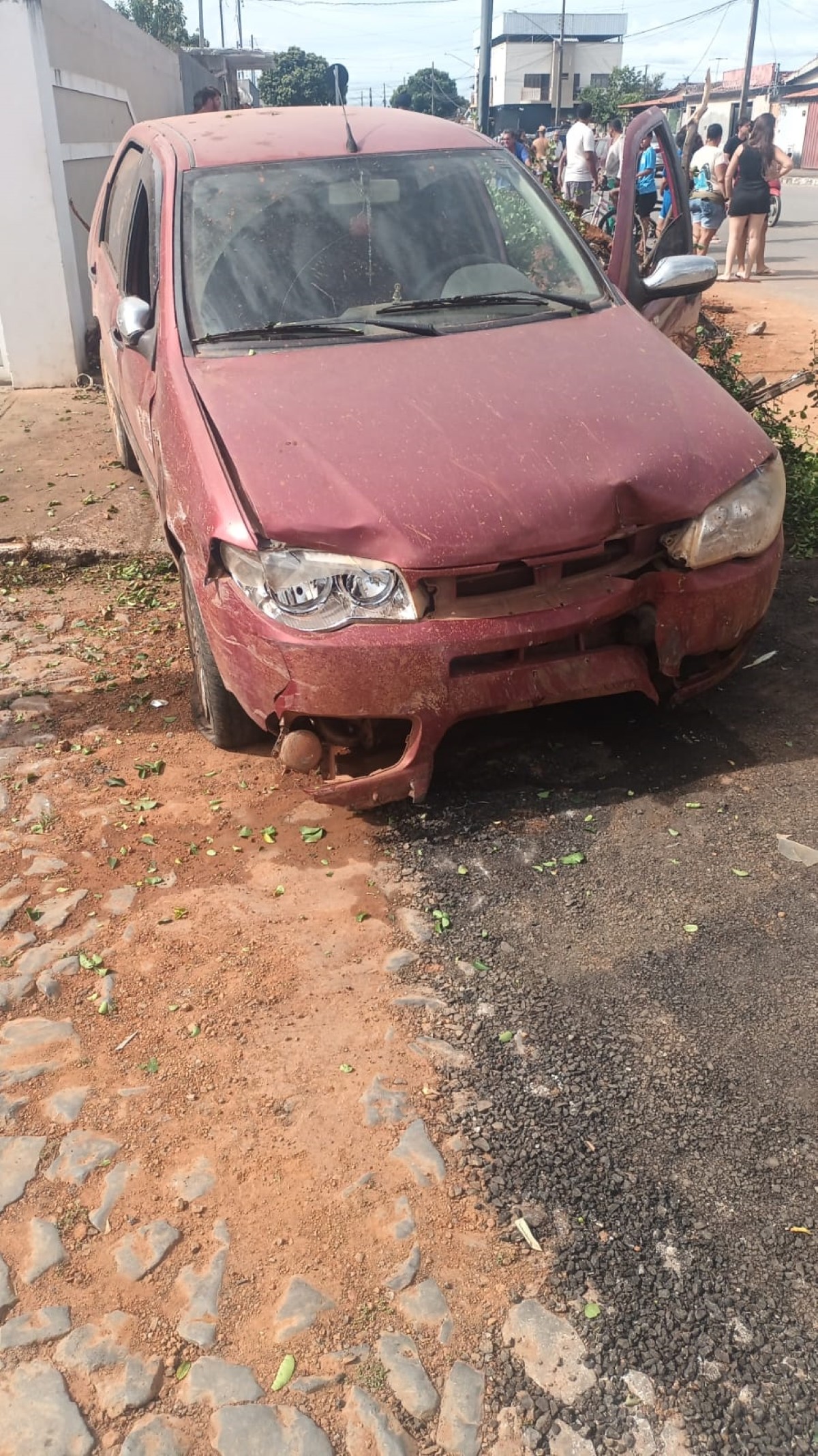 Motociclista morre após ser atingida em cheio por carro em MG; VÍDEO