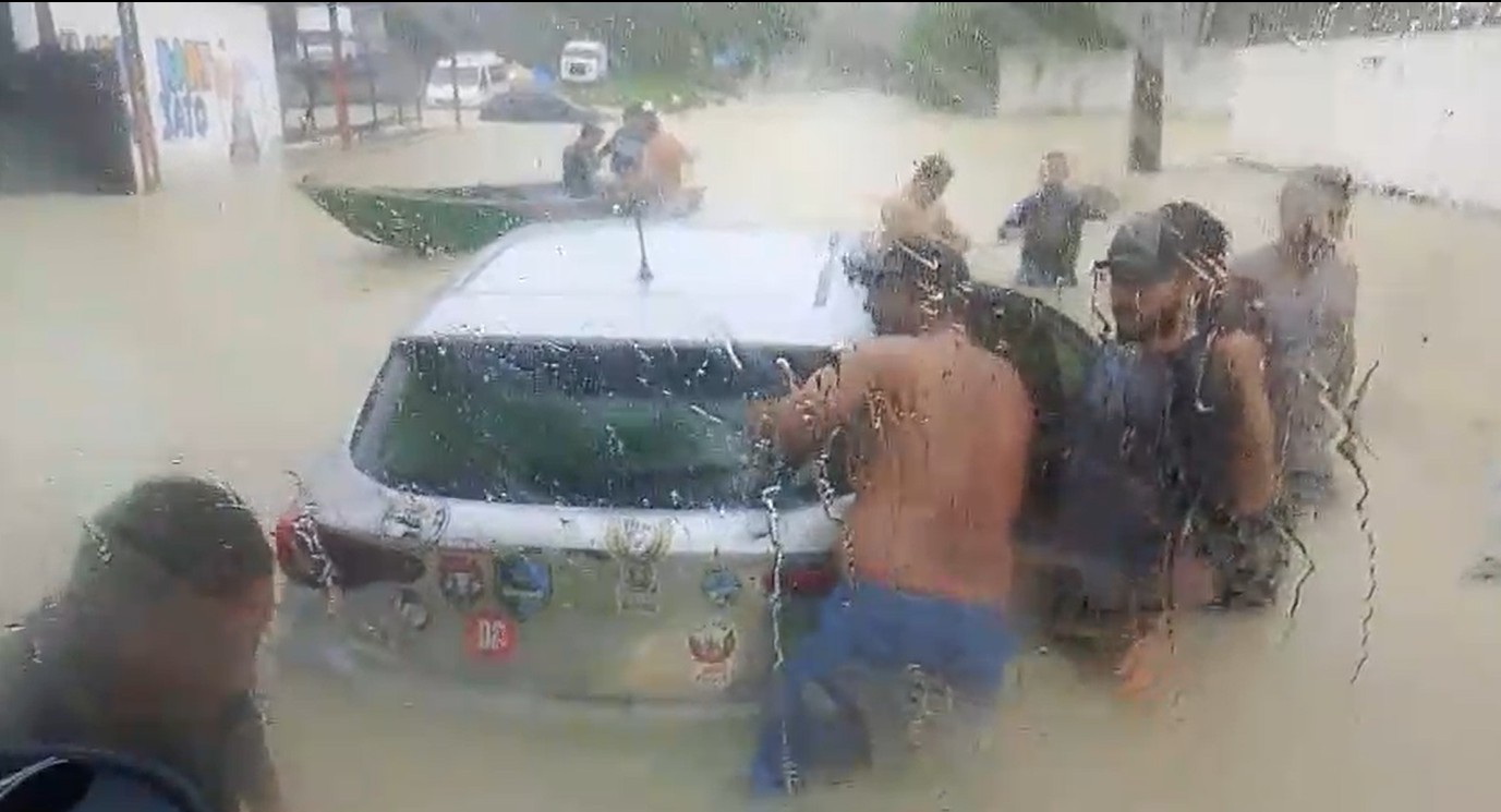 Vídeo mostra homens tentando retirar carro preso em alagamento na Avenida Torquato Tapajós em Manaus