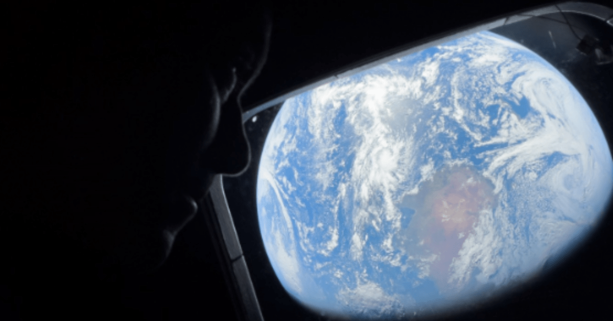 Nasa divulga fotos de astronautas vendo Terra por janela de nave da Artemis